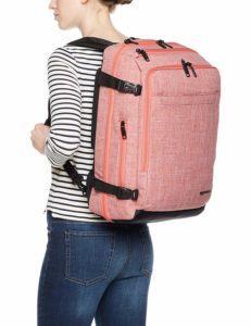 ejemplo-mujer-con-mochila-de-viaje-rosa